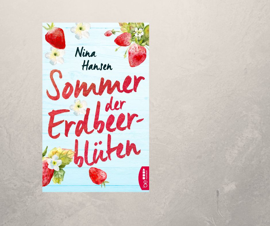 Cover des Romans Sommer der Erdbeerblüten. Zu sehen ist der große Schriftzug des Titels, umrahmt von Erdbeeren und Blüten vor blauem Hintergrund. 