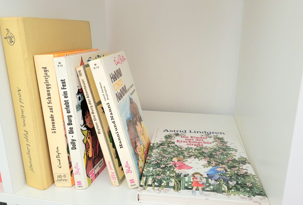 Alte Kinderbücher aus den 70er Jahren von Astrid Lindgren und Enid Blyton.